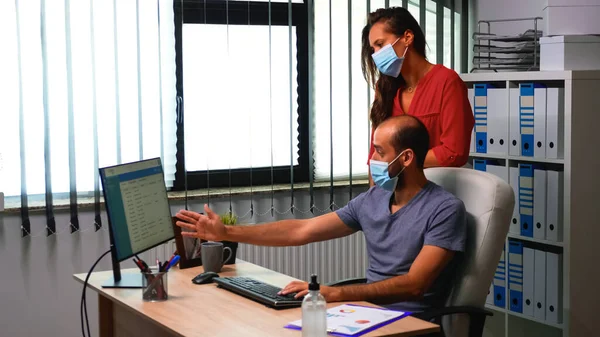 Business team working wearing mask — Stock Photo, Image
