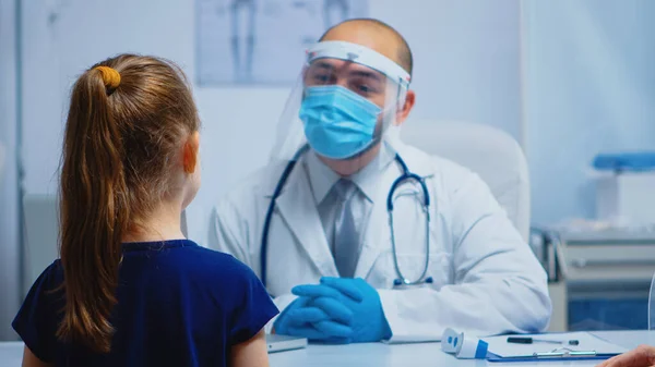 Amistoso doctor hablando con un pequeño paciente —  Fotos de Stock