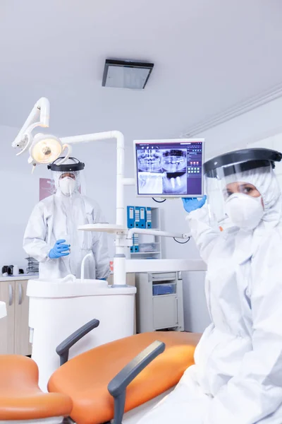 Punto di vista del paziente del dentista che spiega la radiografia dei denti dal monitor digitale — Foto Stock