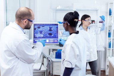 Afrikalı doktor ve bilim adamı virüs deneyi yapıyor.