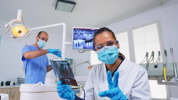 Пацієнт pov дивиться на стоматолога з проханням про рентгенівський знімок — стокове фото