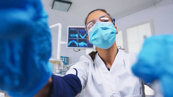 Point de vue du patient au dentiste dans les outils de maintien du masque de protection — Photo