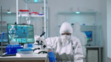 Yorgun doktor, kameraya bakarken yorulmuş görünüyor.