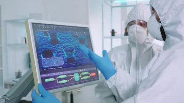 Pen Kostüm 'deki bilimadamı aşı geliştirme doktoruna açıkladı.