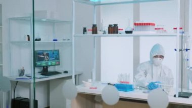 Pen Kostüm 'deki bilim adamları laboratuardaki test aşısını analiz ediyor.