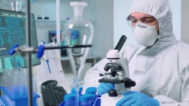 Aşı geliştirme konusunda araştırma yapan bilim adamı.