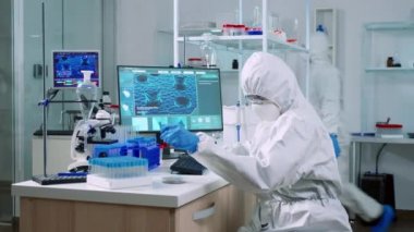 Doktor, makineli raflardan kan örneği alıyor.
