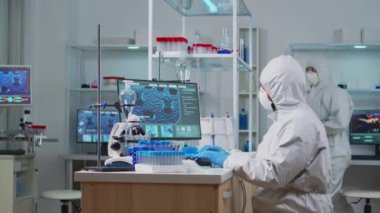 Pen giysili kimyager bilgisayar kontrolünde virüs geliştiriyor.