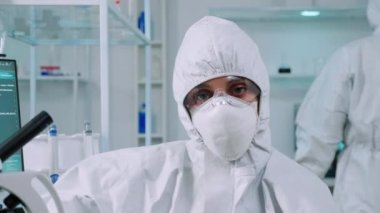 Kameraya bakan yorgun bilim adamının portresi.