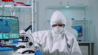 Kameraya bakan çok çalışan biyologların portresi