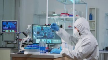 Pen giysili nörolog aşı geliştirme bölümünde çalışıyor.
