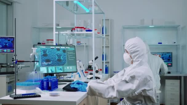 Chemik psaní na PC a spolupracovník analýza mikroskopu snímky — Stock video
