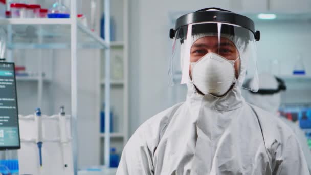Homem cientista vestindo macacão sorrindo para a câmera — Vídeo de Stock