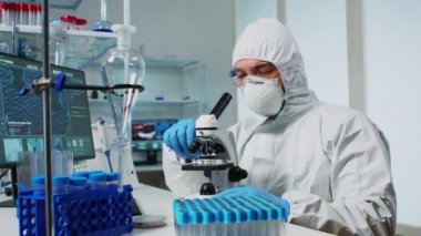 Aşı geliştirme kostüm araştırmacısı