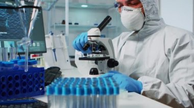 Mikroskop kullanarak araştırma yapan biyoloji bilimcisi