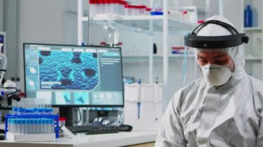 Yorgun kimyager doktor portresi.