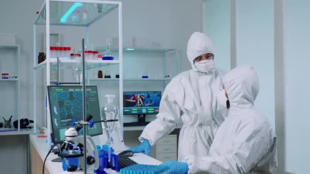 Cientista de biotecnologia vestindo terno ppe pesquisando — Vídeo de Stock