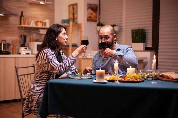 Casal brinde no jantar romântico — Fotografia de Stock