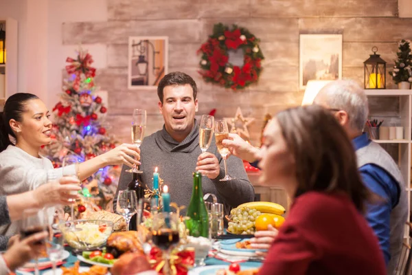 Noel aile yemeğinde büyük bir aile. — Stok fotoğraf