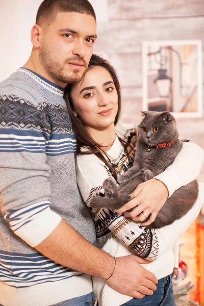 Портрет счастливой пары и их кошки — стоковое фото