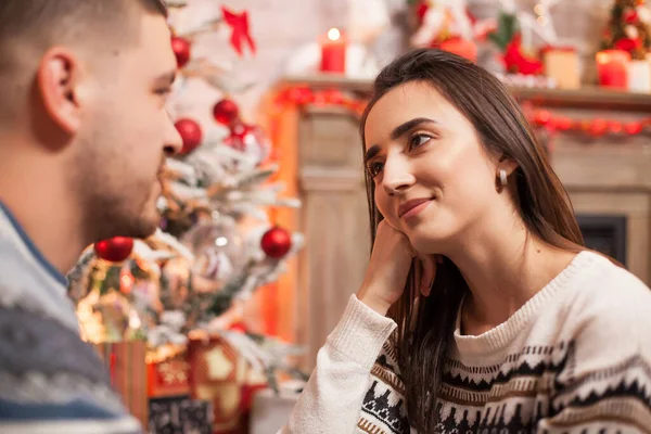 Fille dans tellement en amour avec son petit ami — Photo