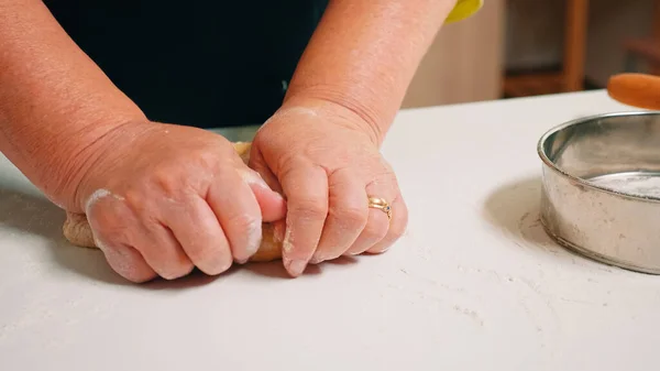 Руки женщины образуют буханку хлеба — стоковое фото