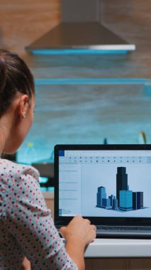 Tasarımcı üç boyutlu bir bina konsepti tasarlamak için kaba yazılım kullanıyor