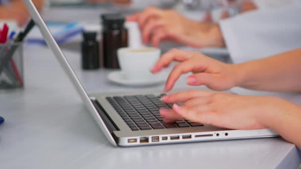 Close up of assistant using laptop writing meeting informations — Stock Video