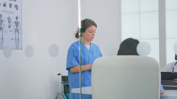 간호사가 조련사들 앞에서 치료 과정에 대해 이야기하는 모습 — 비디오