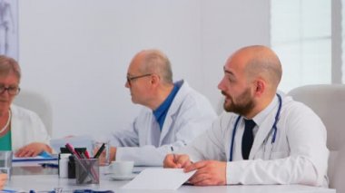 Hastaların sorunlarını çözen doktorlardan oluşan beyin fırtınası.