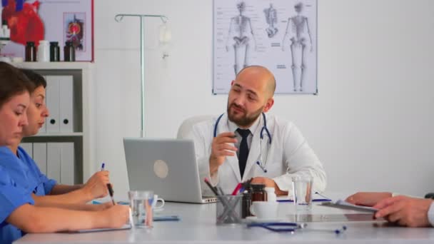 Sergeon apresentando a colegas novos procedimentos médicos — Vídeo de Stock