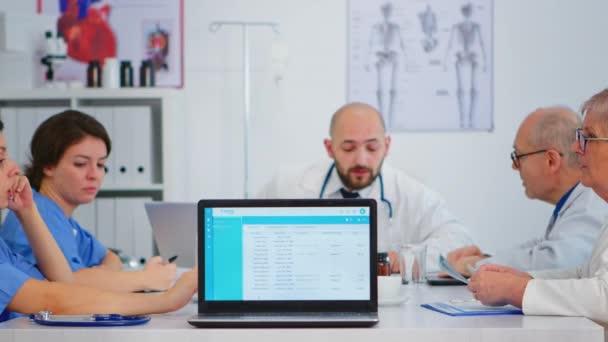 Grupo de médicos brainstorming sentado na mesa no escritório de reunião do hospital — Vídeo de Stock