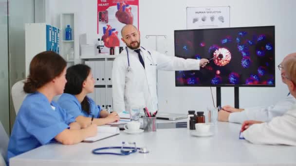 Doctor presenta desarrollo de virus en pantalla digital — Vídeos de Stock