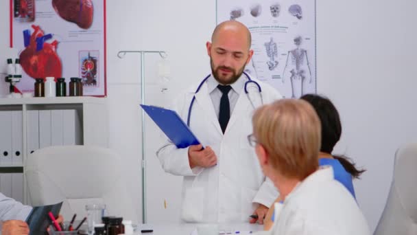 Médico especialista apresentando informações de pesquisa — Vídeo de Stock