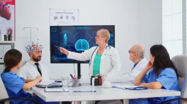 Üst düzey kadın nörolog yüksek teknoloji kullanarak beyin fonksiyonlarını analiz ediyor.