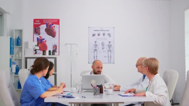 Médecins remue-méninges examen des symptômes patient — Video