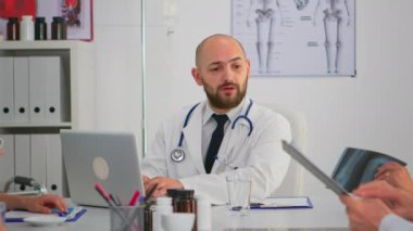 Doktor beyin fırtınası sırasında kameraya bakıp gülümsüyor.