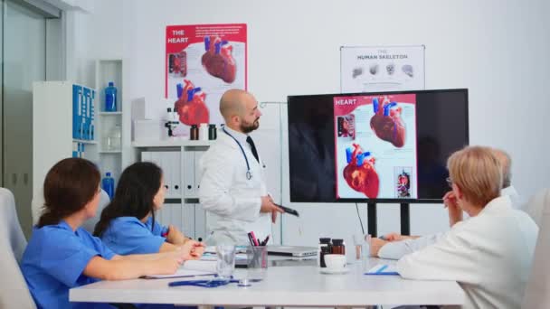 Médico analisando imagem problemas cardíacos, juntamente com colegas validados — Vídeo de Stock