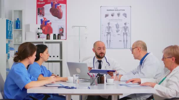 Γιατρός είναι brainstorming να αναλύσει ιατρικά προβλήματα — Αρχείο Βίντεο