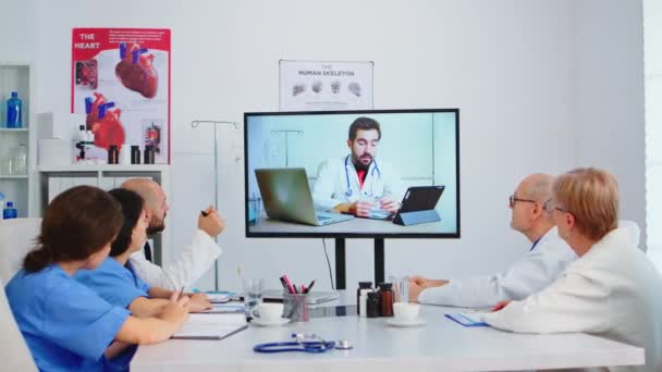 Pessoas médicas cuidadosamente ouvir apresentação de vídeo online — Vídeo de Stock