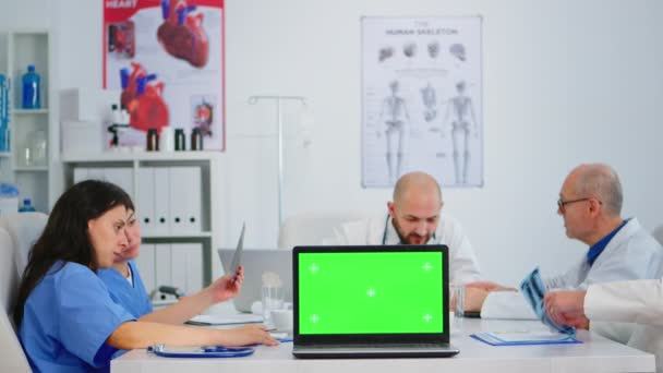 병원 사무실에서 일하고 있는 의료 동료들이 노트북을 사용하며 모조품 표시를 하고 있습니다. — 비디오