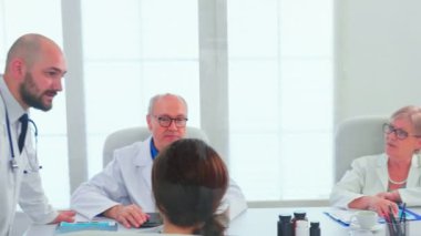 Hastane ofisindeki bir grup doktor teşhis koyuyor.