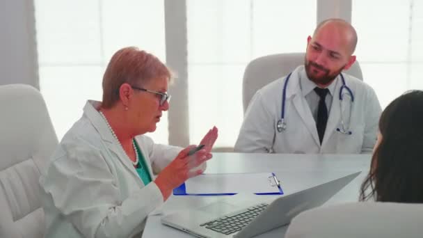 Especialistas médicos tendo seminário de saúde na sala de conferências do hospital — Vídeo de Stock