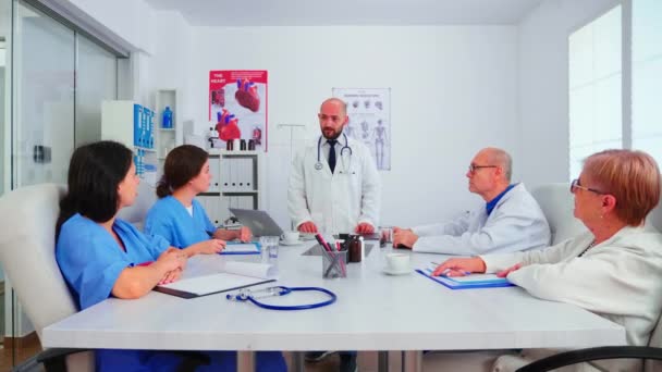 Médecin ayant une discussion professionnelle avec le personnel médical — Video