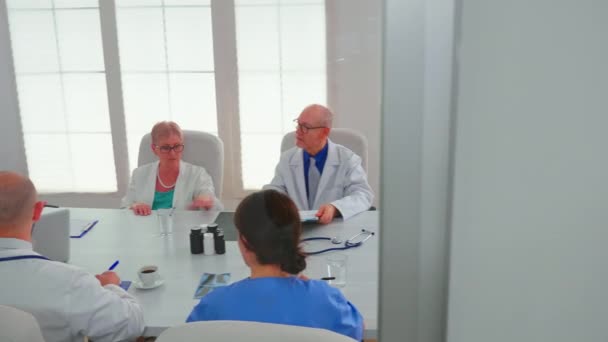 Operatori sanitari che si riuniscono nella sala conferenze dell'ospedale — Video Stock