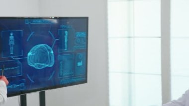 Nörolog doktorla toplantı yapan tıp uzmanları.