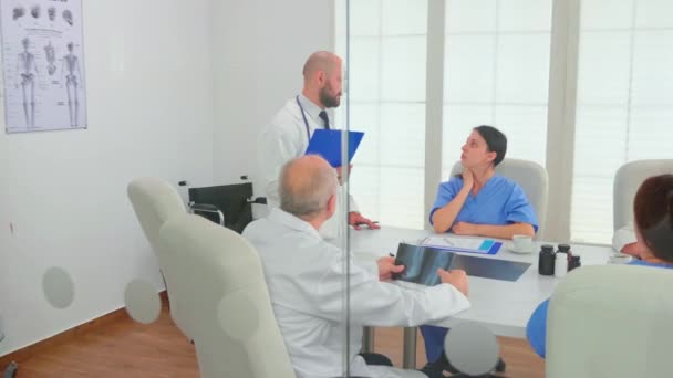 Medical practitioner presenting diagnosis to colleagues — Stock Video