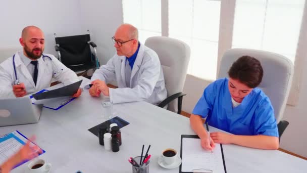 Läkare som har en medicinsk diskussion om röntgen — Stockvideo