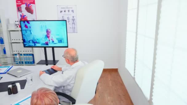 Hastanedeki doktorla video konferansı sırasında tıbbi ekip — Stok video