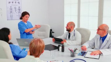 Bir grup doktor tıbbi ofiste birlikte çalışıyor.